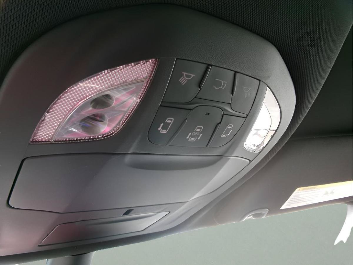 Used 2025 Chrysler Pacifica Select FWD image 15