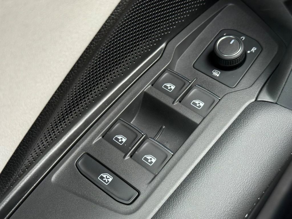 Certified 2025 Volkswagen Tiguan SE AWD/4WD image 20
