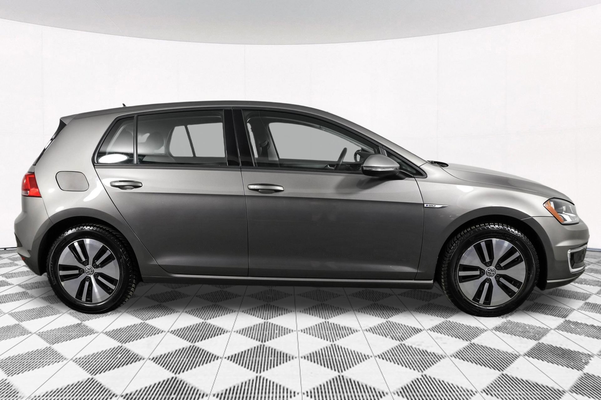 Used 2016 Volkswagen e-Golf SE w/ DC Fast Charging Package FWD image 14