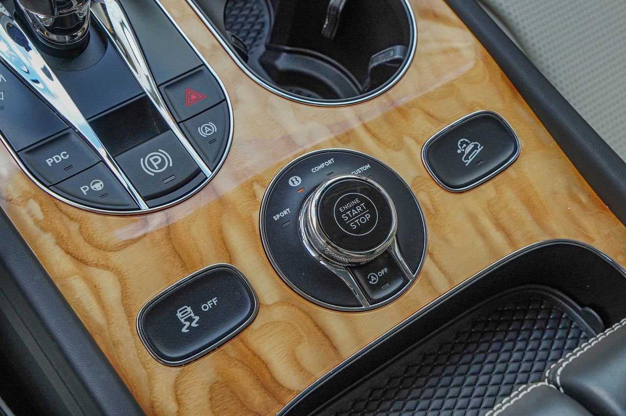 Used 2023 Bentley Bentayga image 32