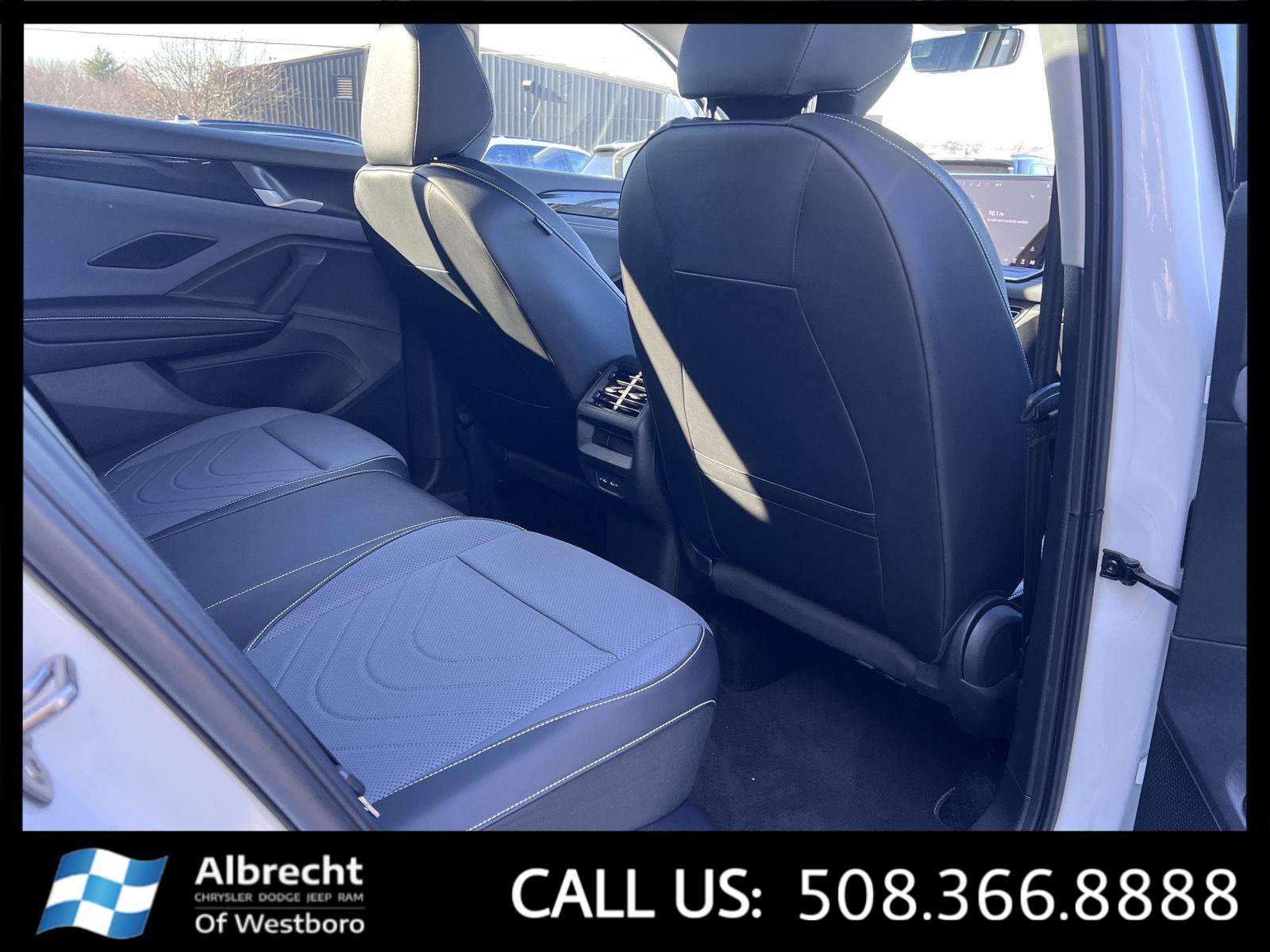 Used 2025 Volkswagen Tiguan SE image 17