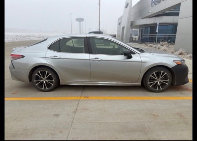 Used 2018 Toyota Camry SE image 2