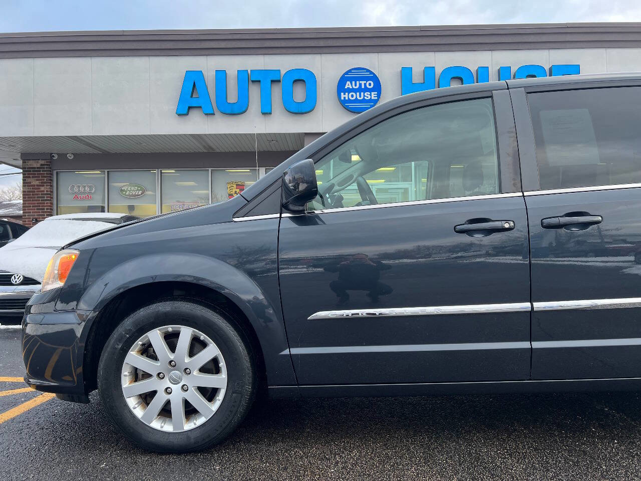 Used 2014 Chrysler Town & Country Touring image 39