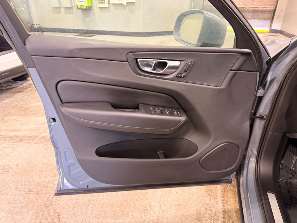Used 2023 Volvo XC60 B5 Plus image 10
