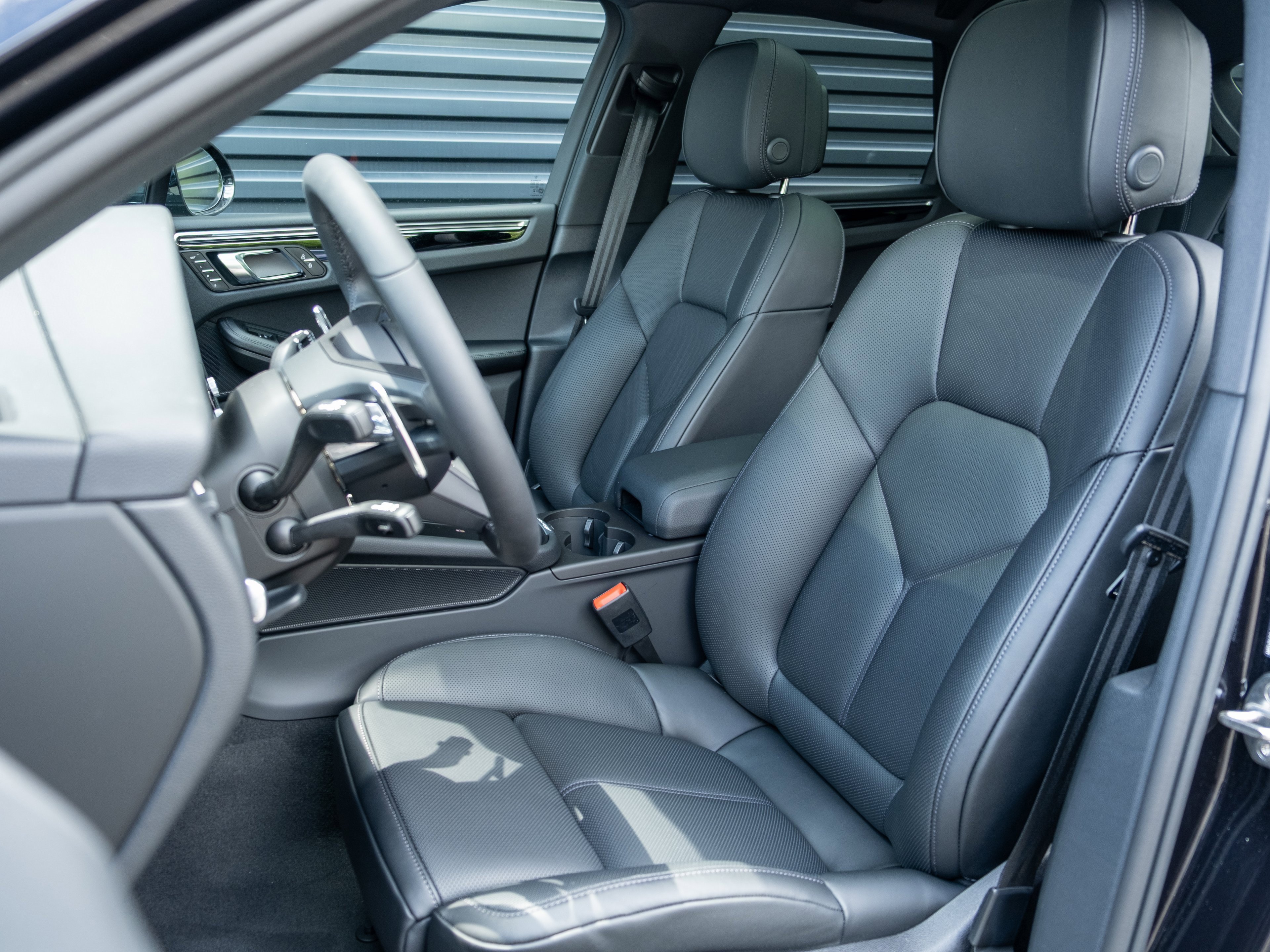 Certified 2025 Porsche Macan image 5