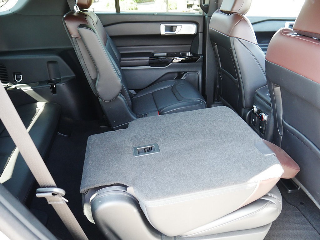 Used 2024 Ford Explorer Platinum w/ Technology Package AWD/4WD image 60
