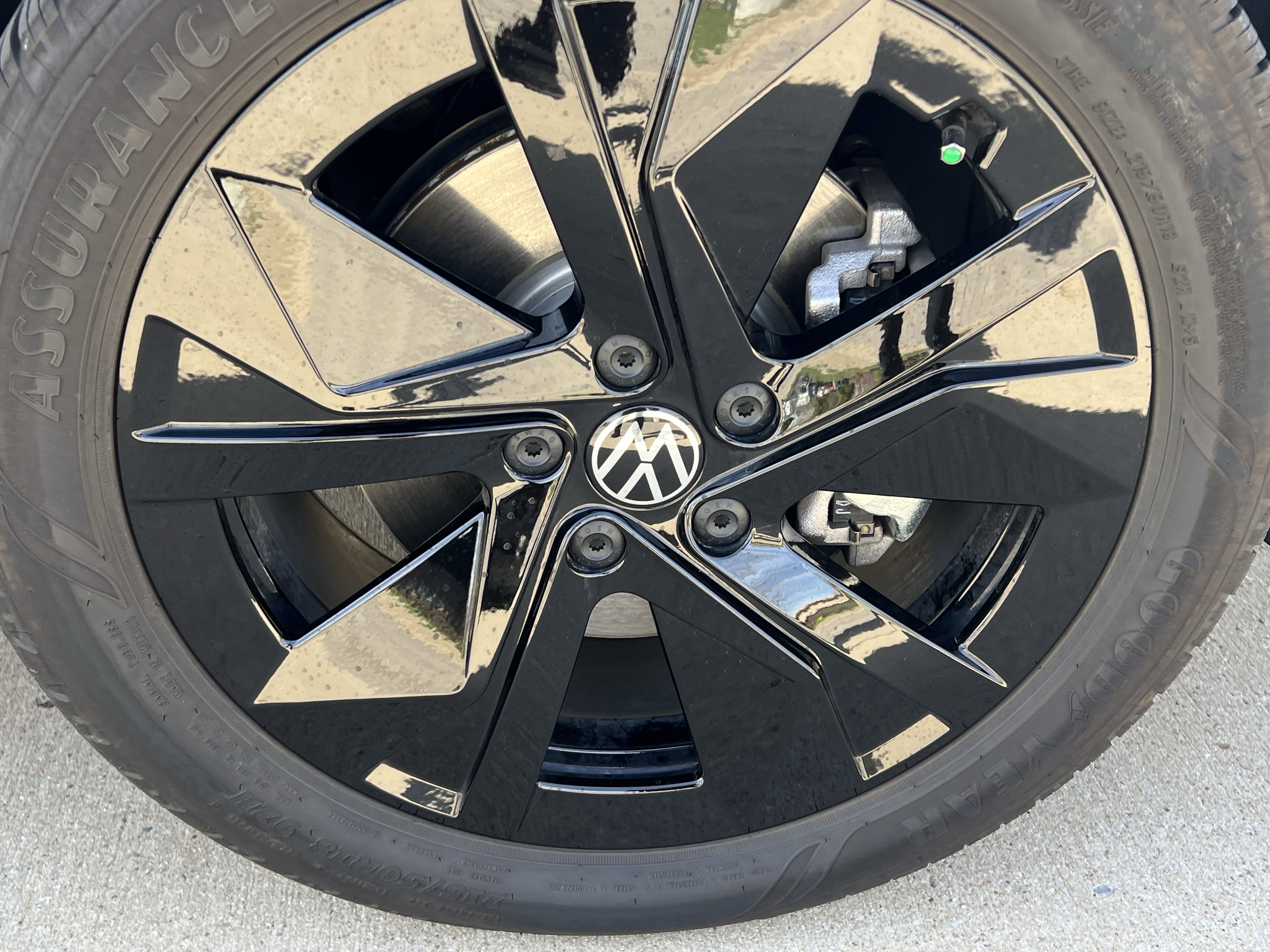 Certified 2025 Volkswagen Taos SE image 12