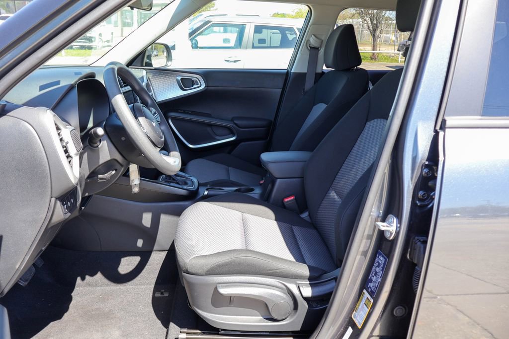 Used 2025 Kia Soul LX w/ LX Technology Package image 7