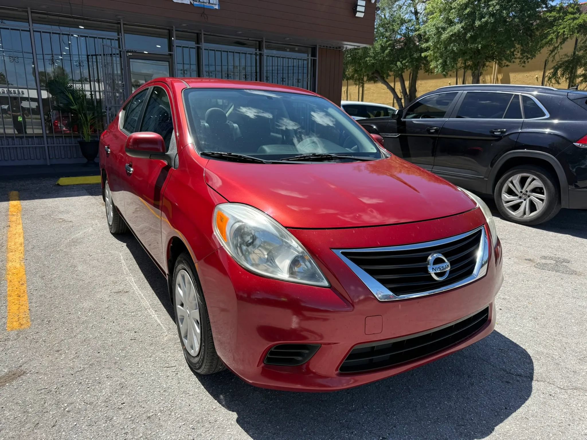 Used 2014 Nissan Versa SV FWD image 3