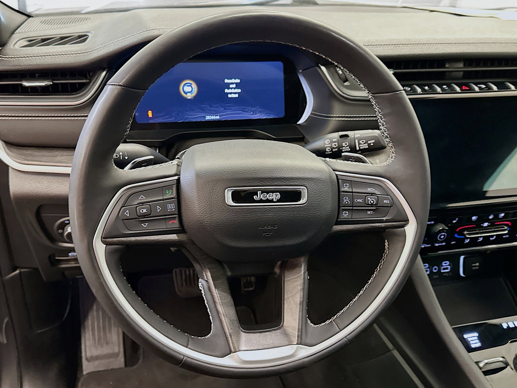 Used 2024 Jeep Grand Cherokee L Limited w/ Luxury Tech Group II image 18