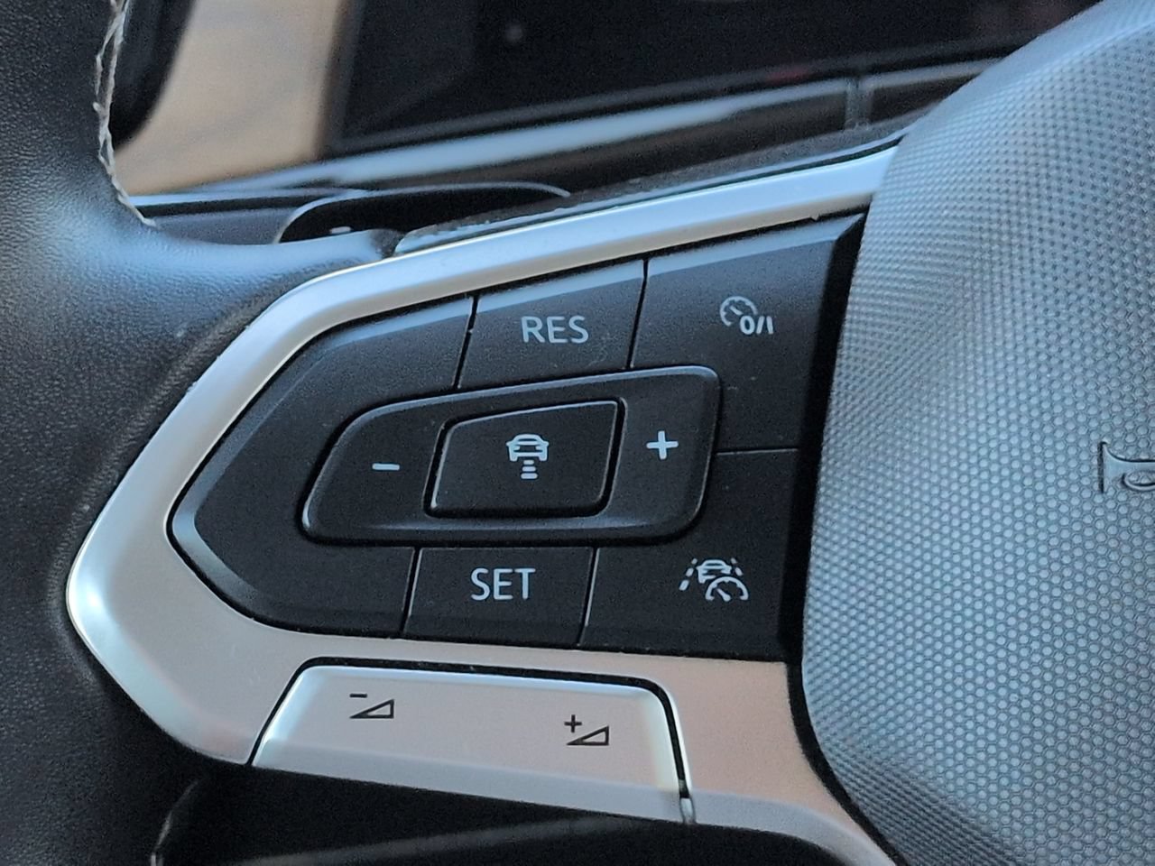 Used 2025 Volkswagen Atlas SE FWD image 23