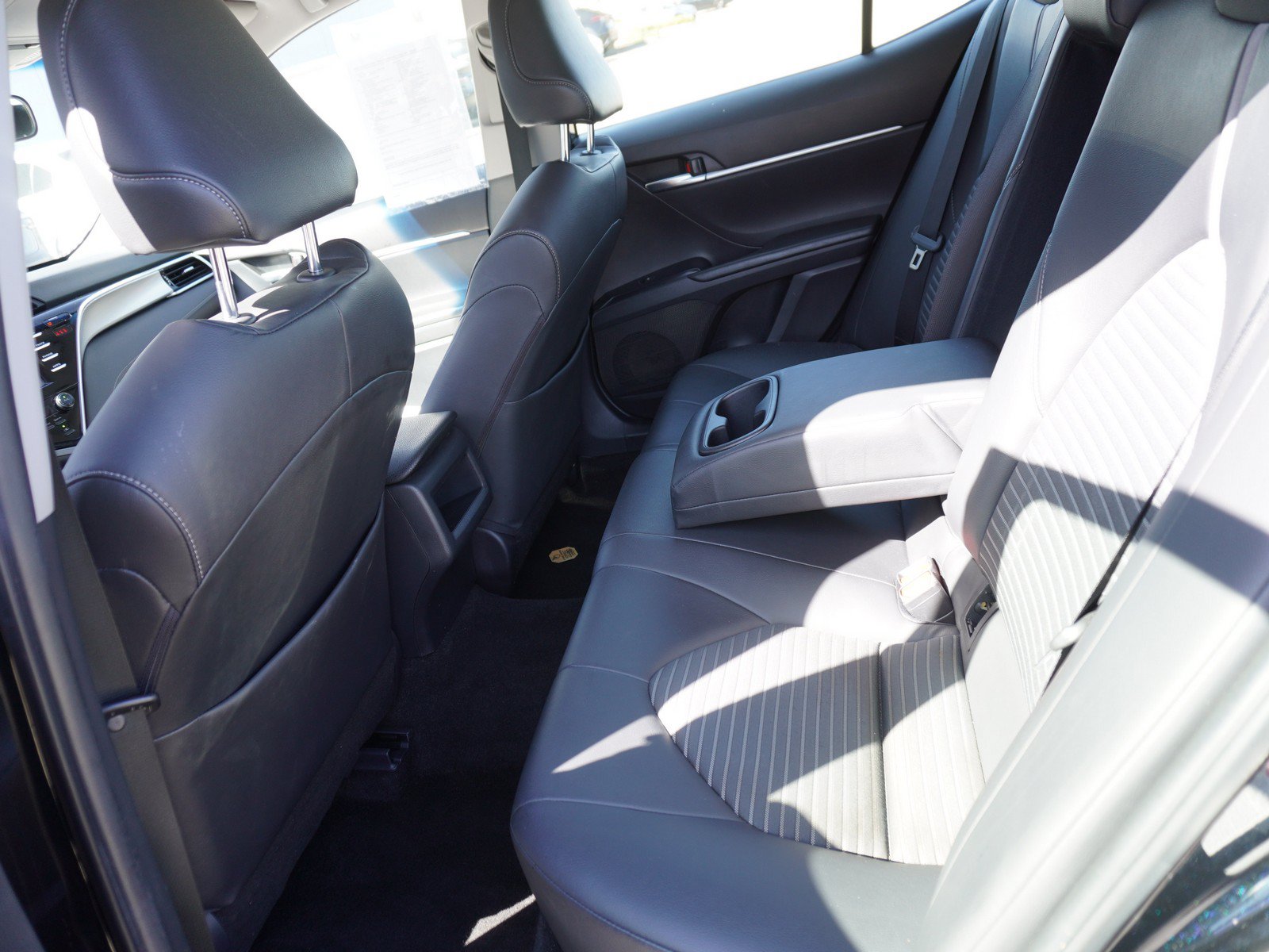 Used 2018 Toyota Camry SE FWD image 12