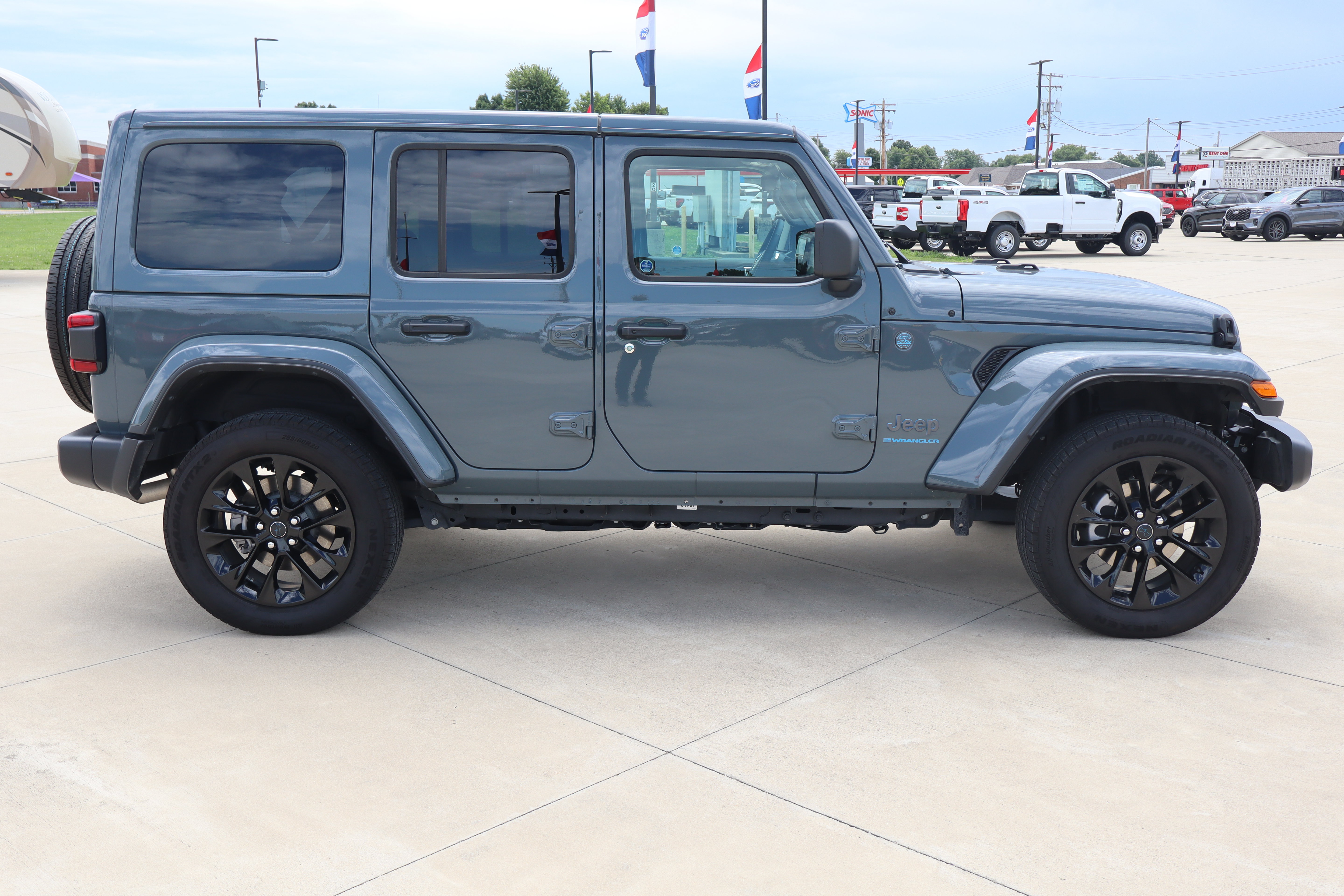 Used 2025 Jeep Wrangler Unlimited Sahara w/ Safety Group AWD/4WD image 4