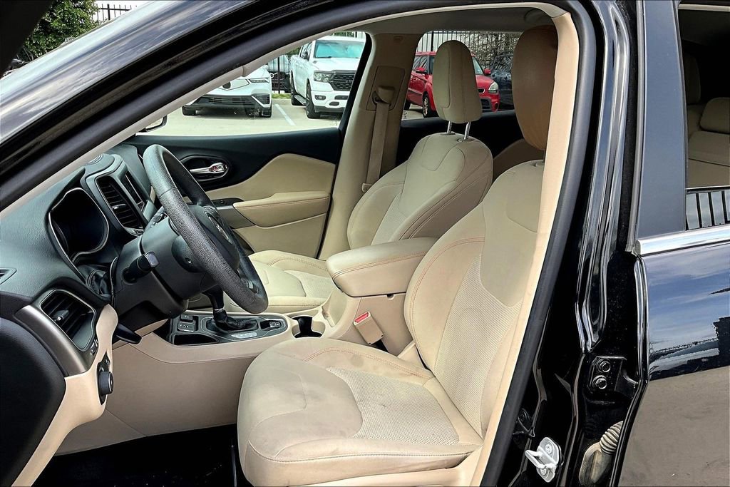 Used 2019 Jeep Cherokee Latitude w/ Popular Appearance Group image 29