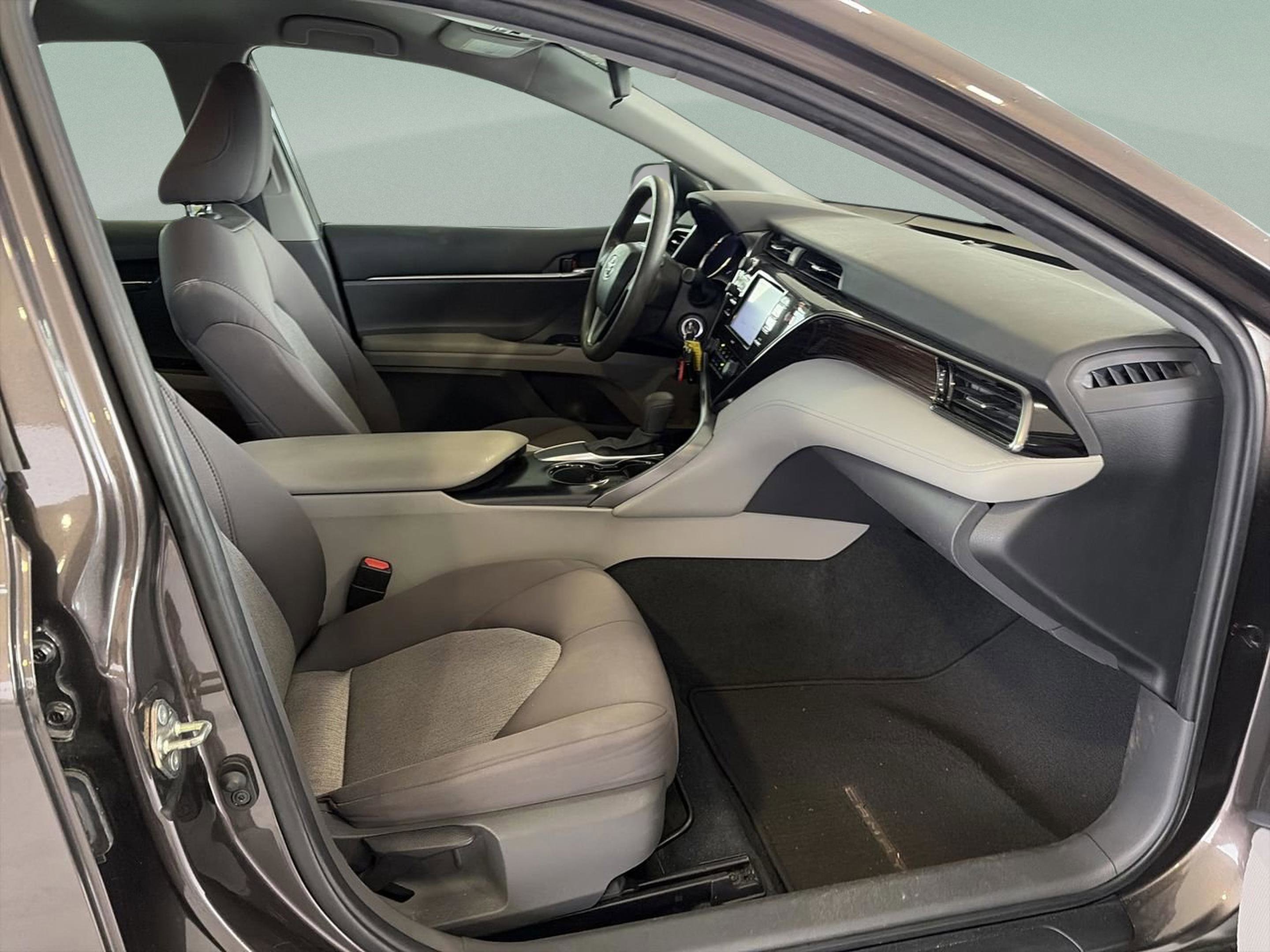 Used 2020 Toyota Camry LE image 19