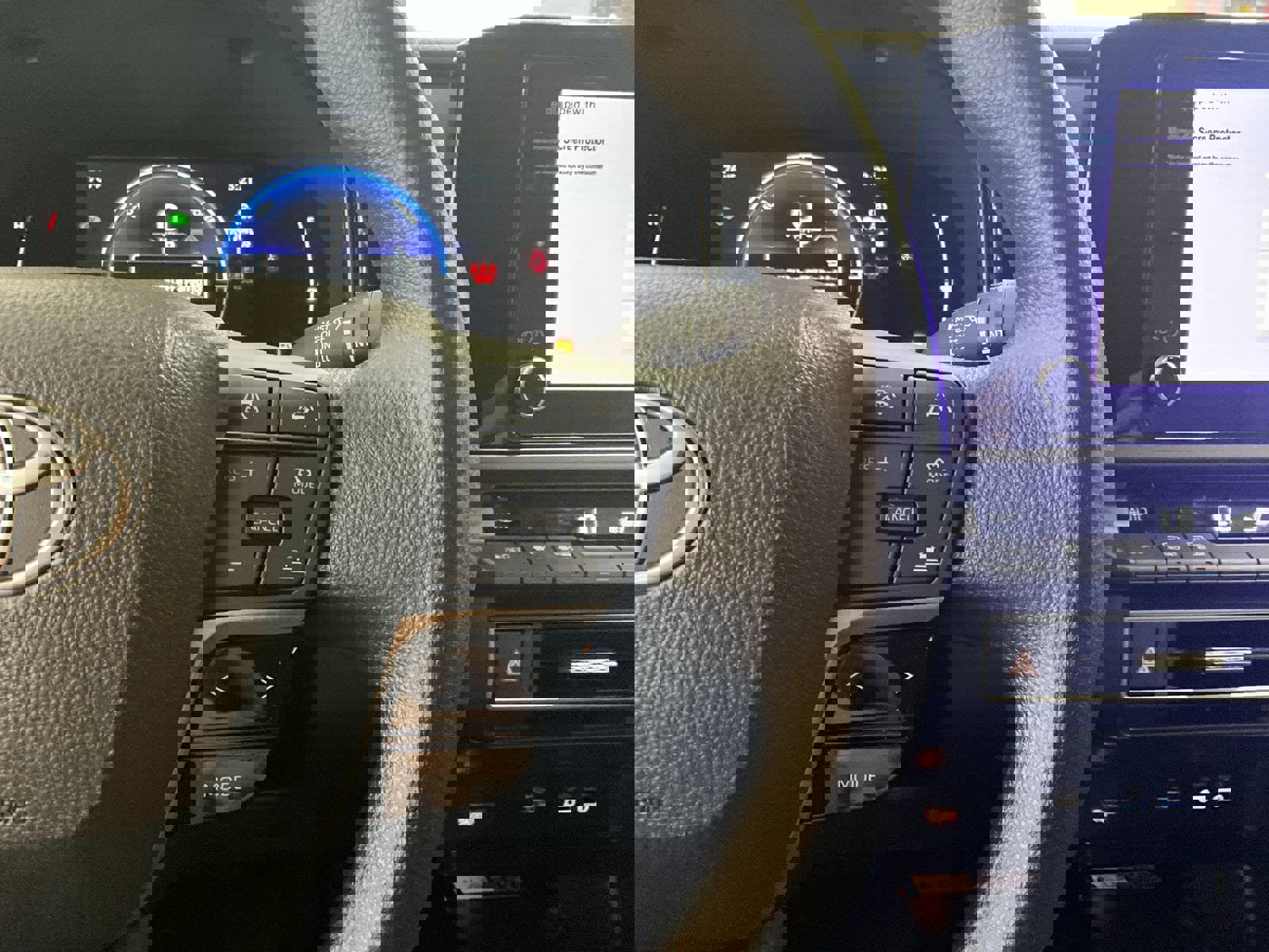 Used 2025 Toyota Camry LE w/ Convenience Package image 17