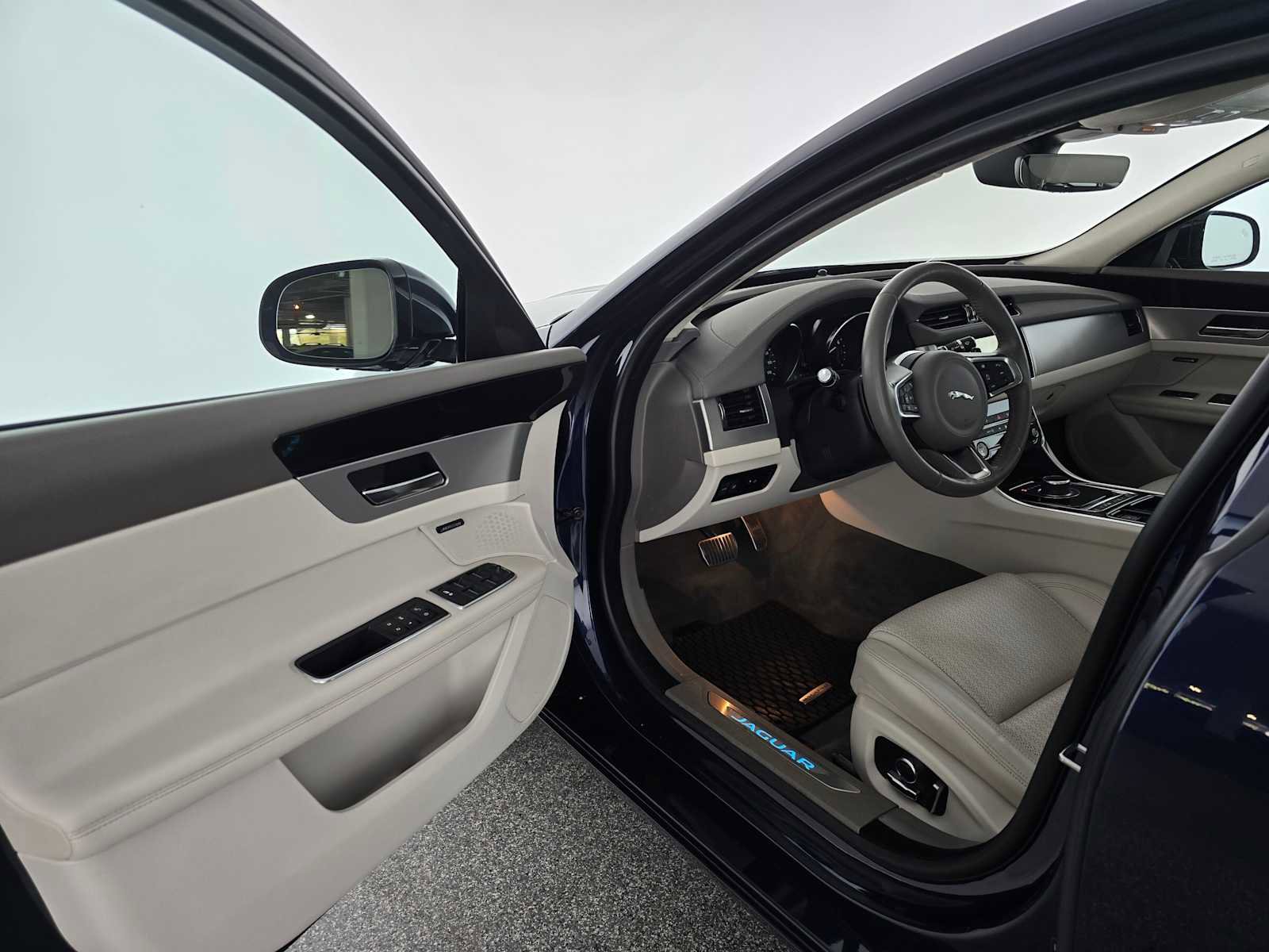 Used 2019 Jaguar XF Prestige image 39