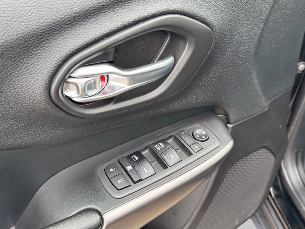 Used 2019 Jeep Cherokee Latitude Plus w/ Comfort/Convenience Group AWD/4WD image 18