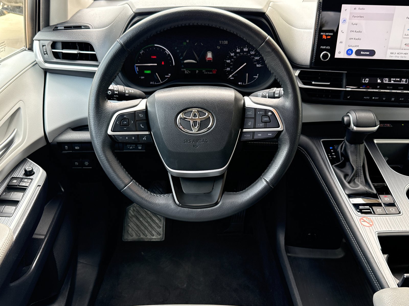 Certified 2025 Toyota Sienna XLE FWD image 13