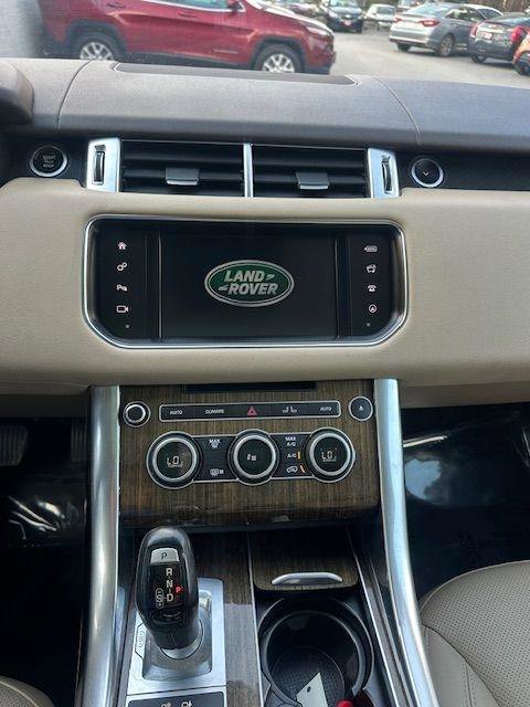 Used 2016 Land Rover Range Rover Sport SE image 17