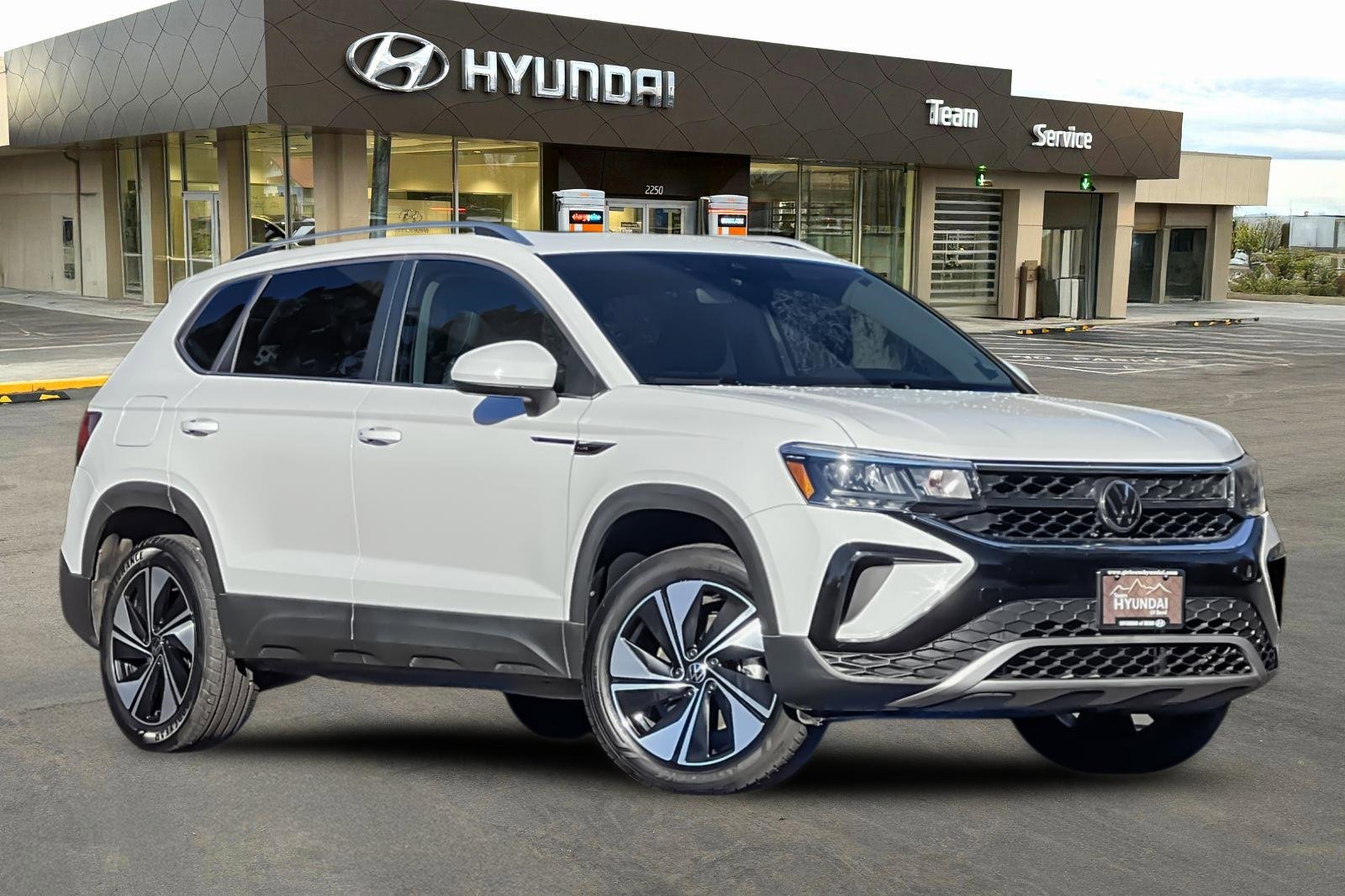 Used 2024 Volkswagen Taos SE image 2