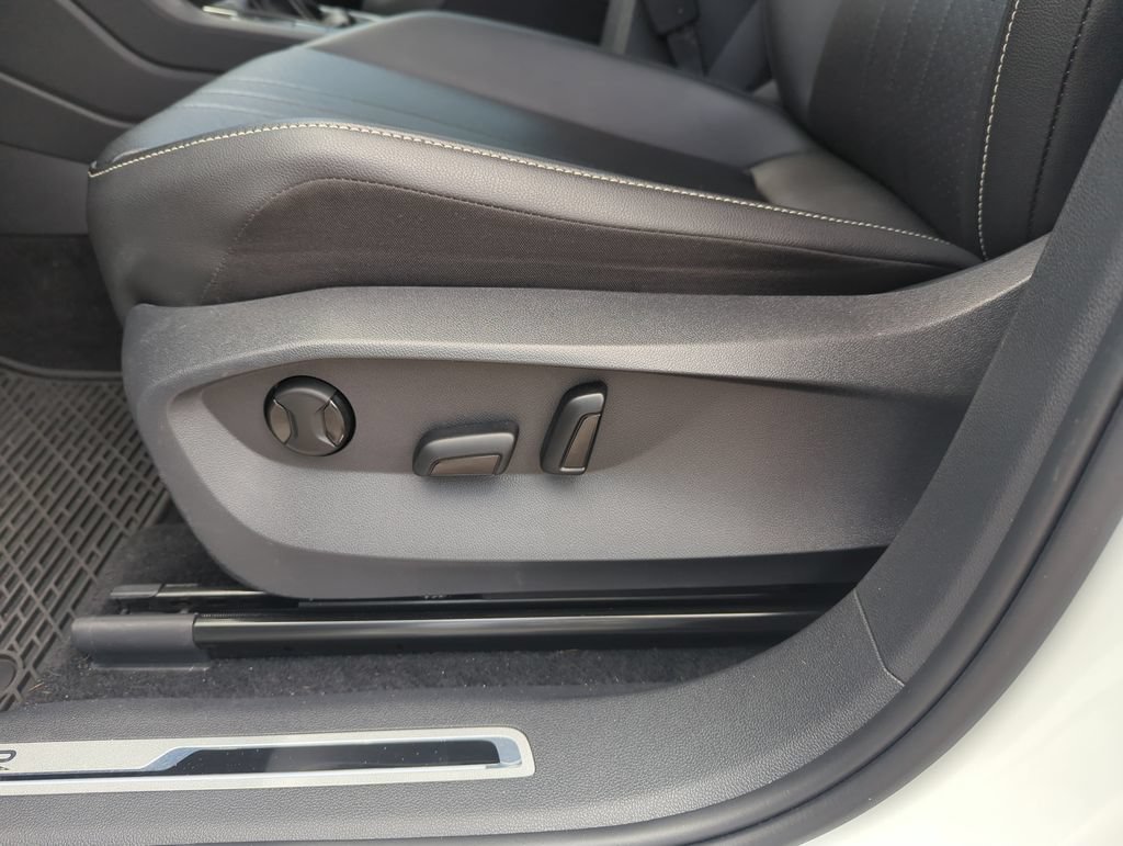 Certified 2023 Volkswagen Tiguan SE R-Line FWD image 13