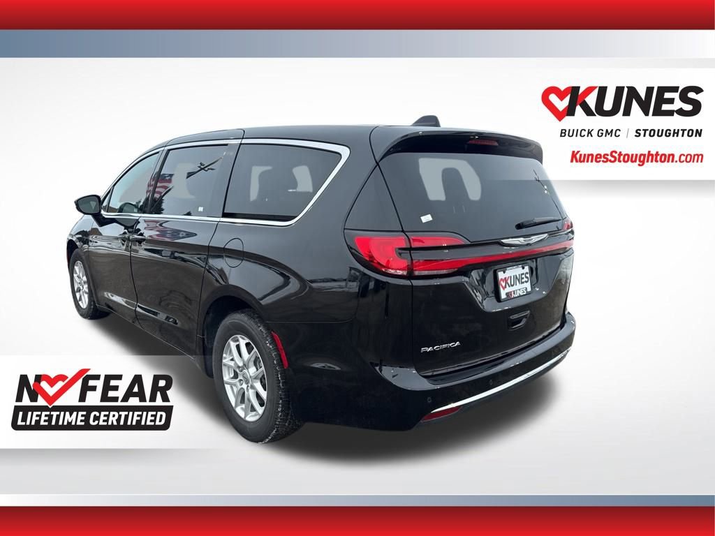 Used 2025 Chrysler Pacifica Select image 9