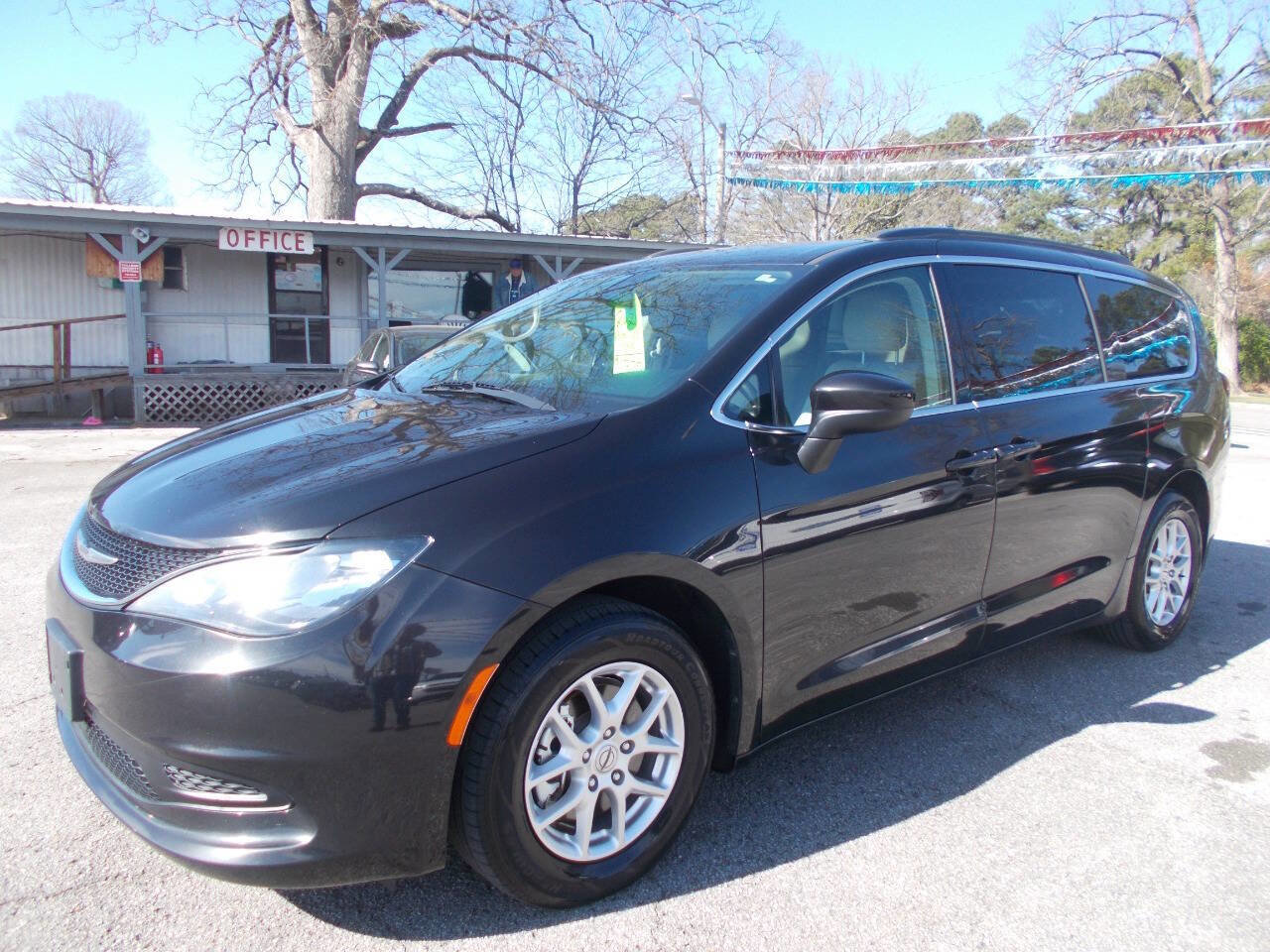 Used 2021 Chrysler Voyager Lxi image 1