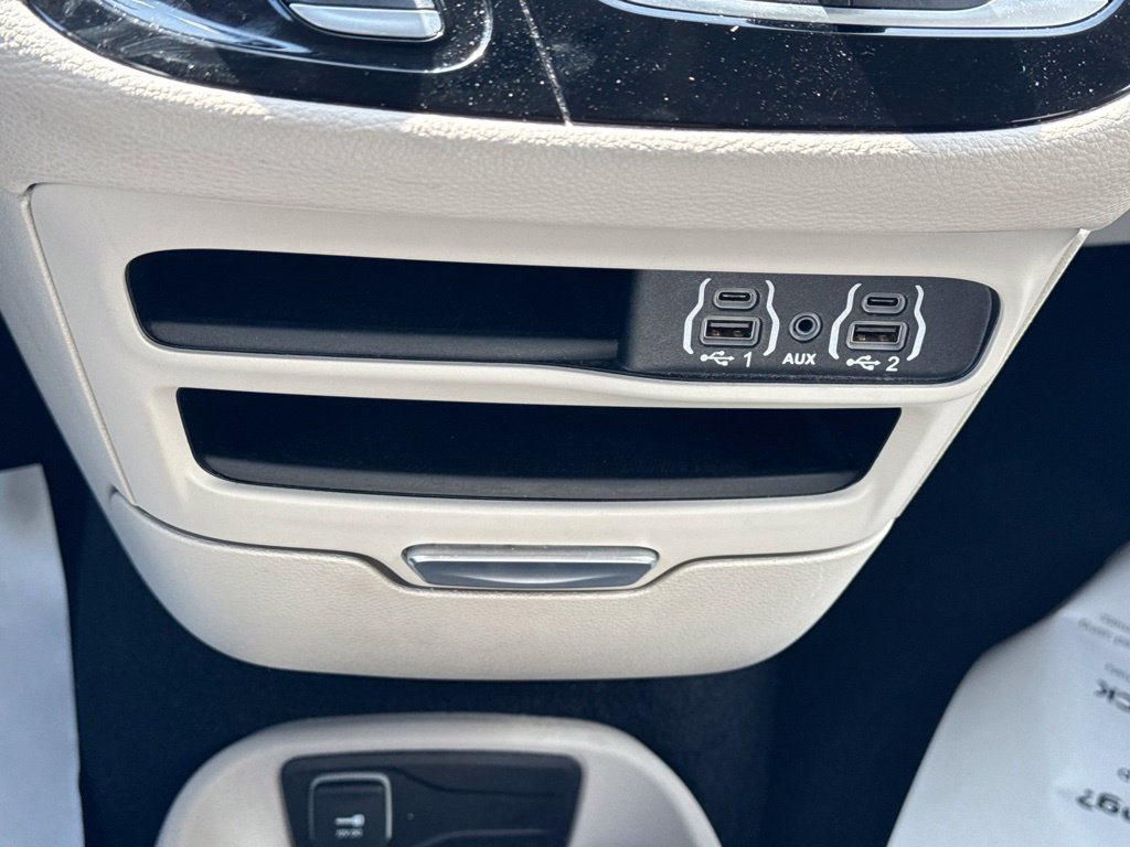 Used 2024 Chrysler Pacifica Limited FWD image 24