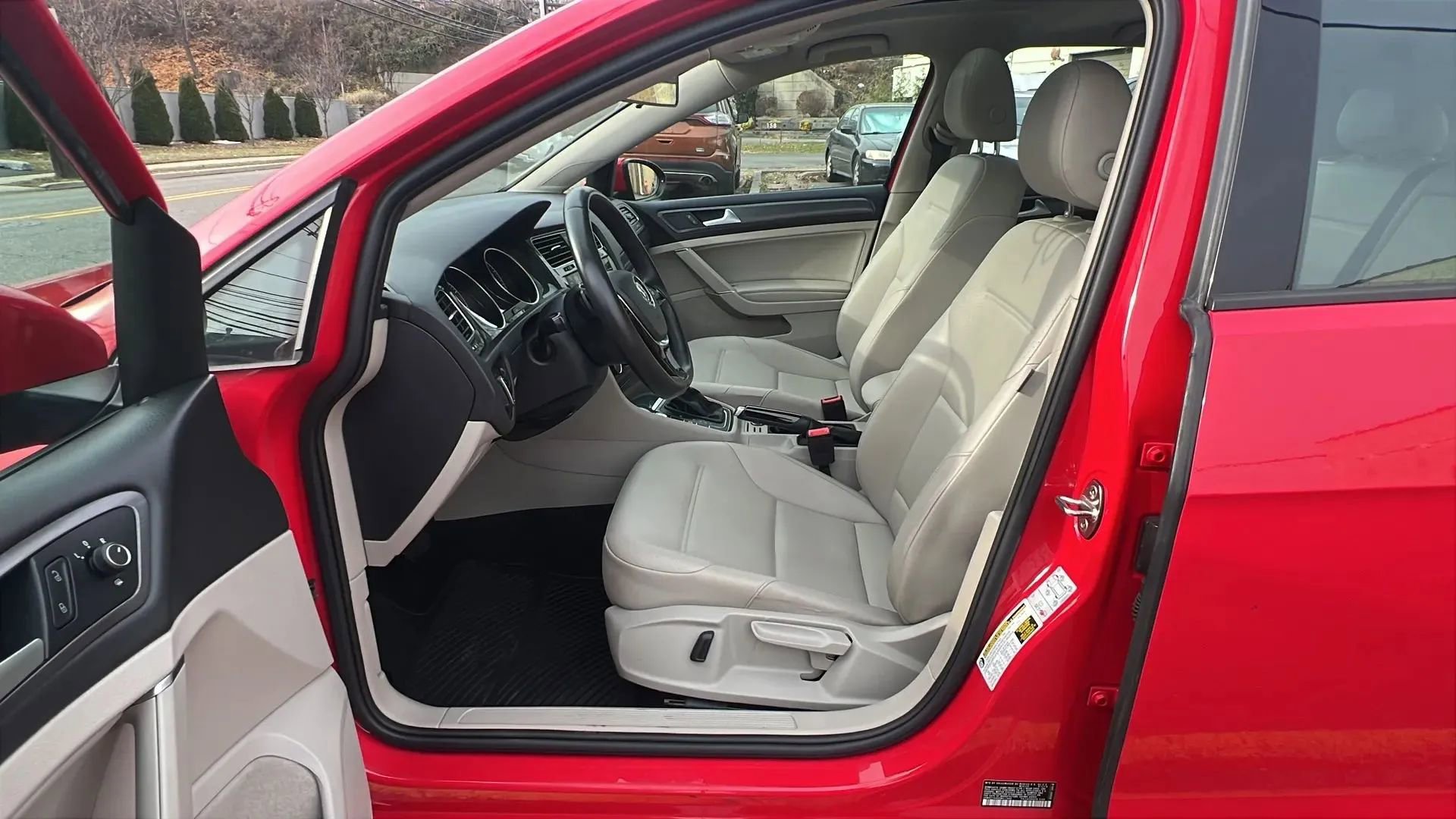 Used 2019 Volkswagen Golf SE image 27