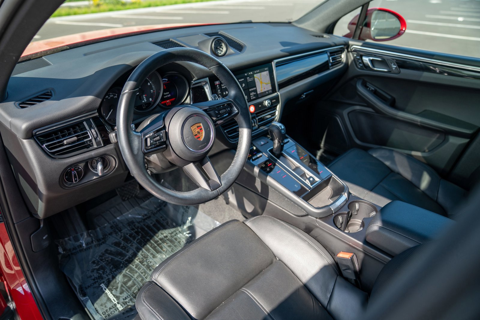 Certified 2023 Porsche Macan AWD/4WD image 4