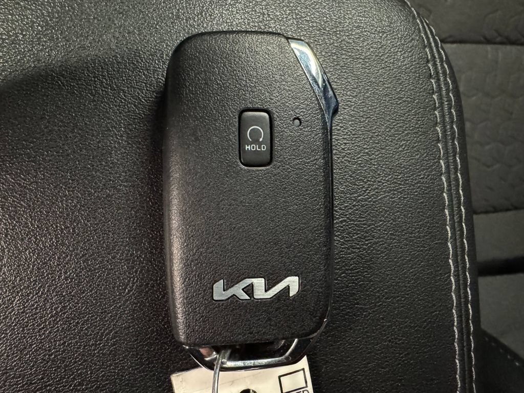 Used 2025 Kia Seltos S AWD/4WD image 17