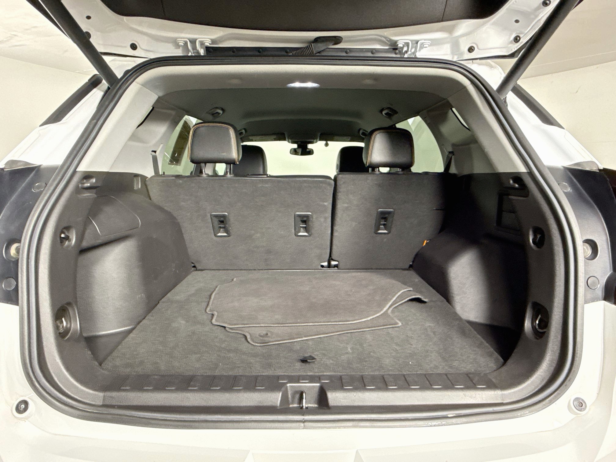 Used 2024 GMC Terrain AT4 AWD/4WD image 32