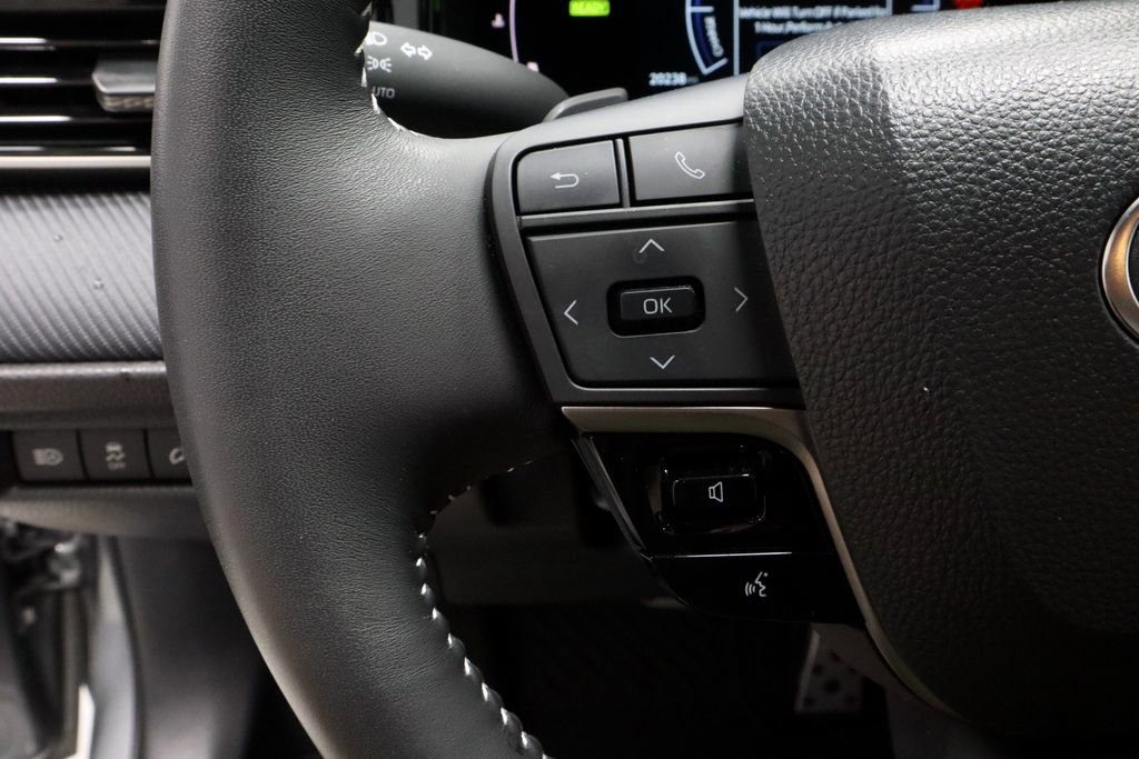 Used 2025 Toyota Camry SE image 26