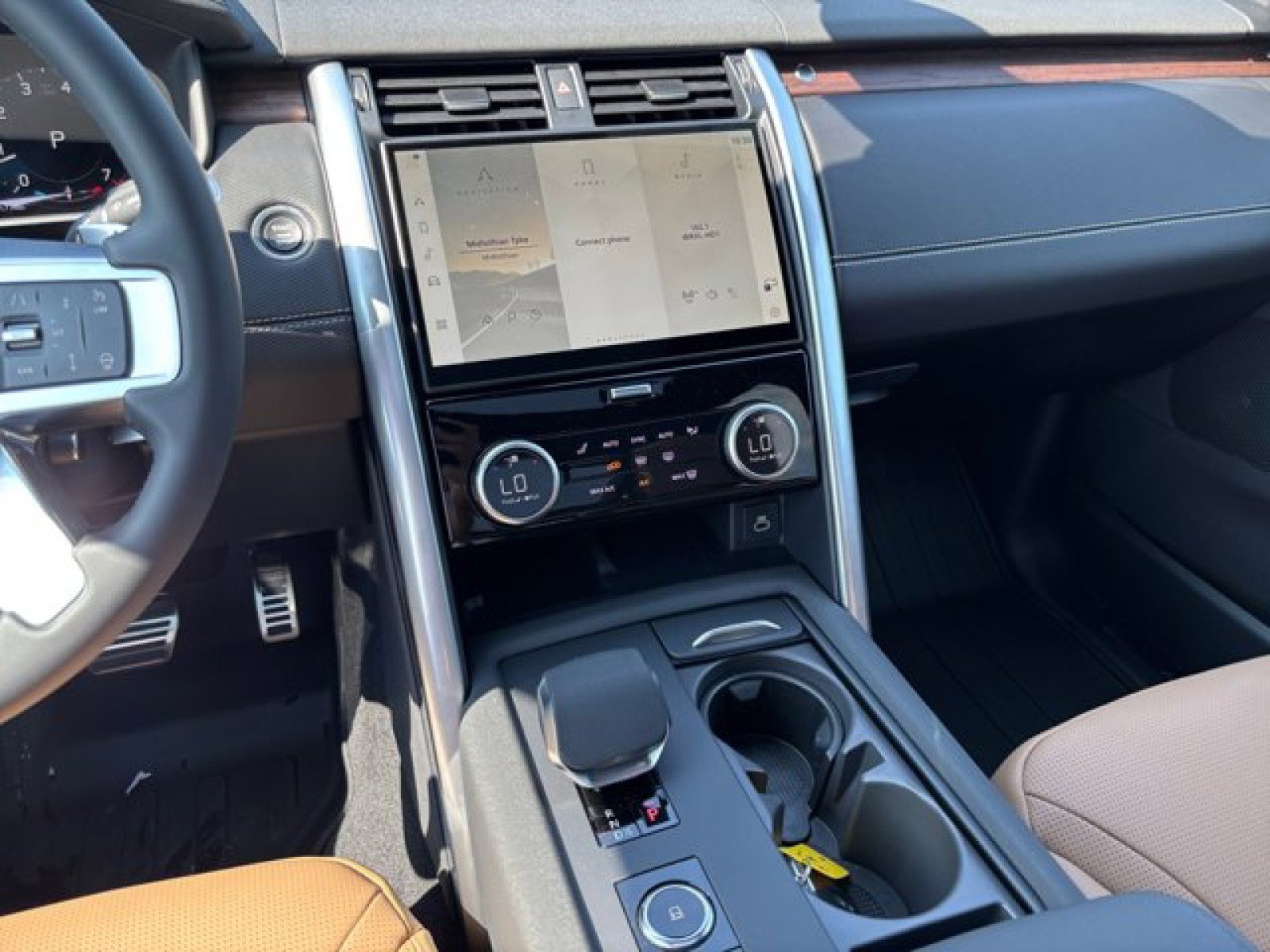 New 2025 Land Rover Discovery Dynamic SE image 14