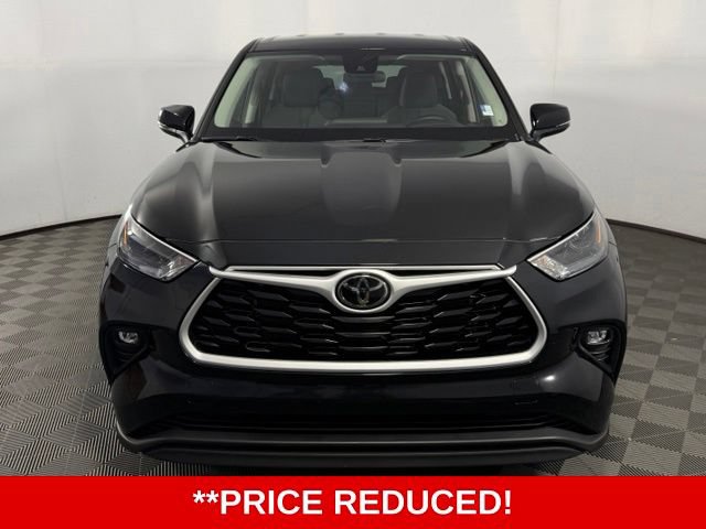 Used 2025 Toyota Highlander LE FWD image 2