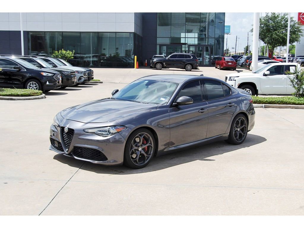 Used 2019 Alfa Romeo Giulia image 2