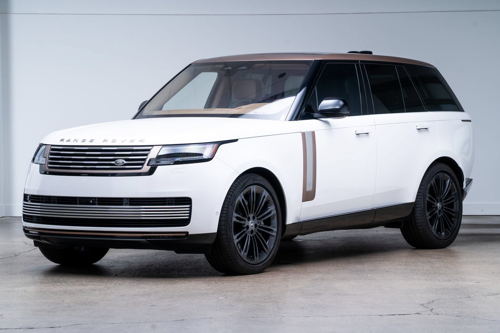 Used 2023 Land Rover Range Rover SV AWD/4WD image 3