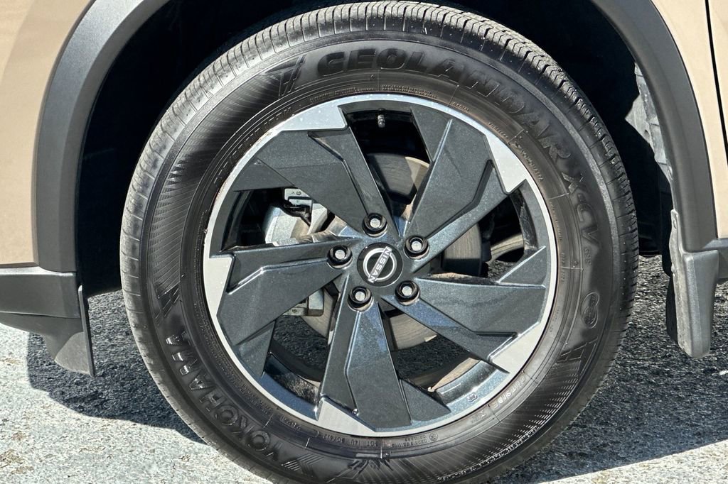 Used 2025 Nissan Rogue SV w/ SV Premium Package image 26