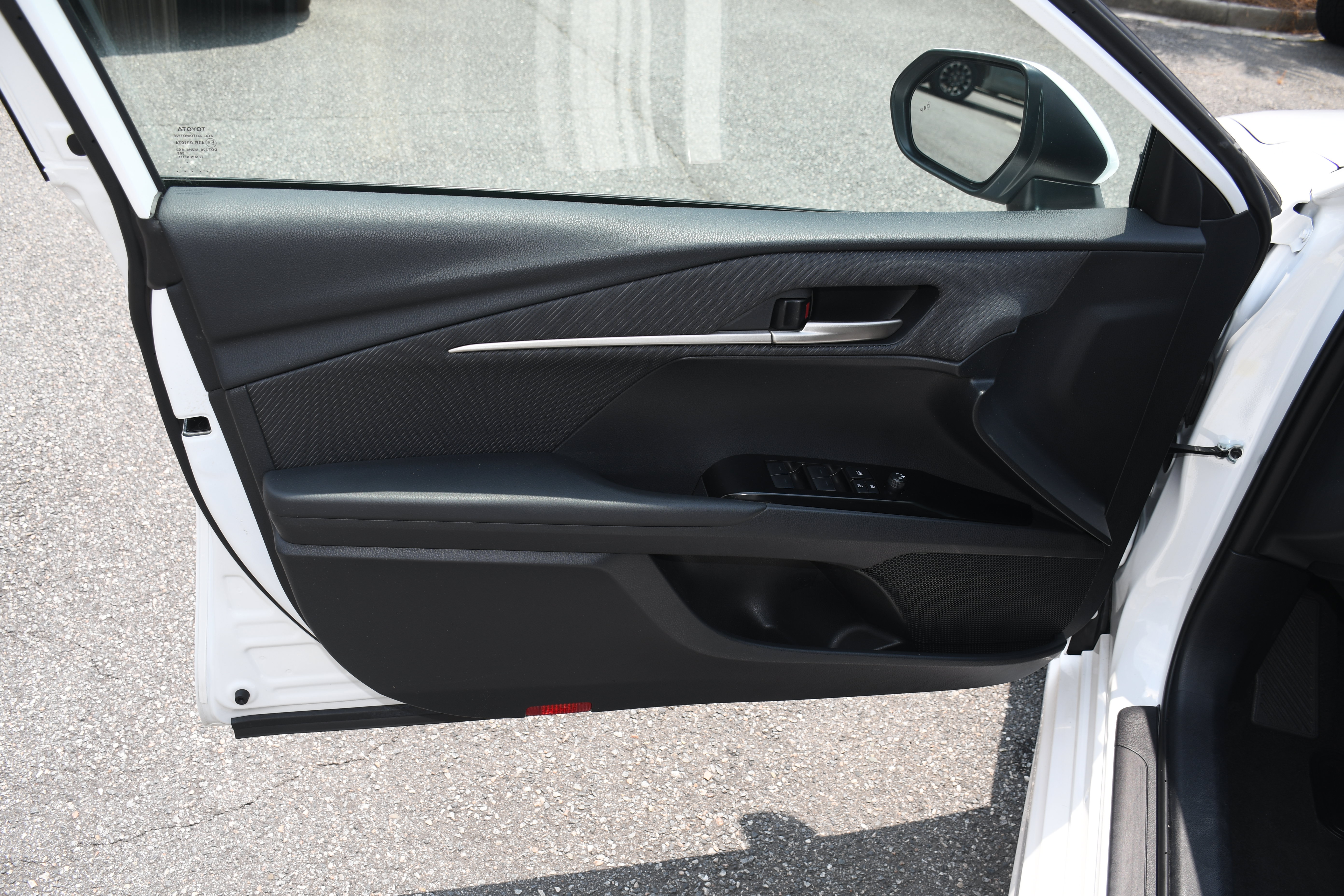 Used 2025 Toyota Camry SE FWD image 9