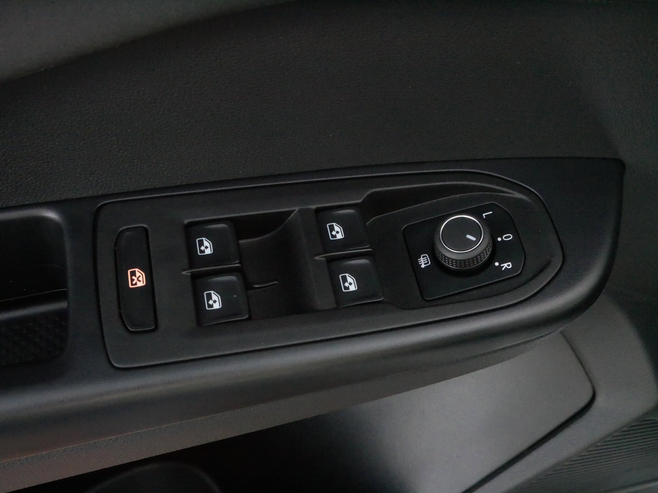 Certified 2025 Volkswagen Taos SE image 19