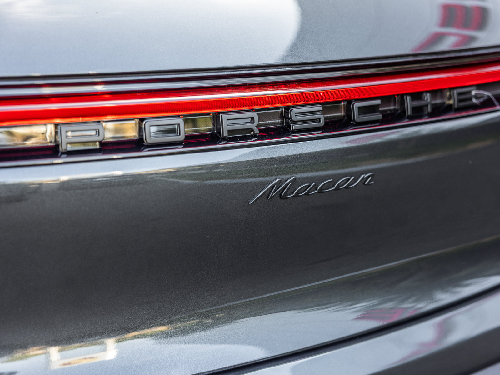 Certified 2023 Porsche Macan AWD/4WD image 26