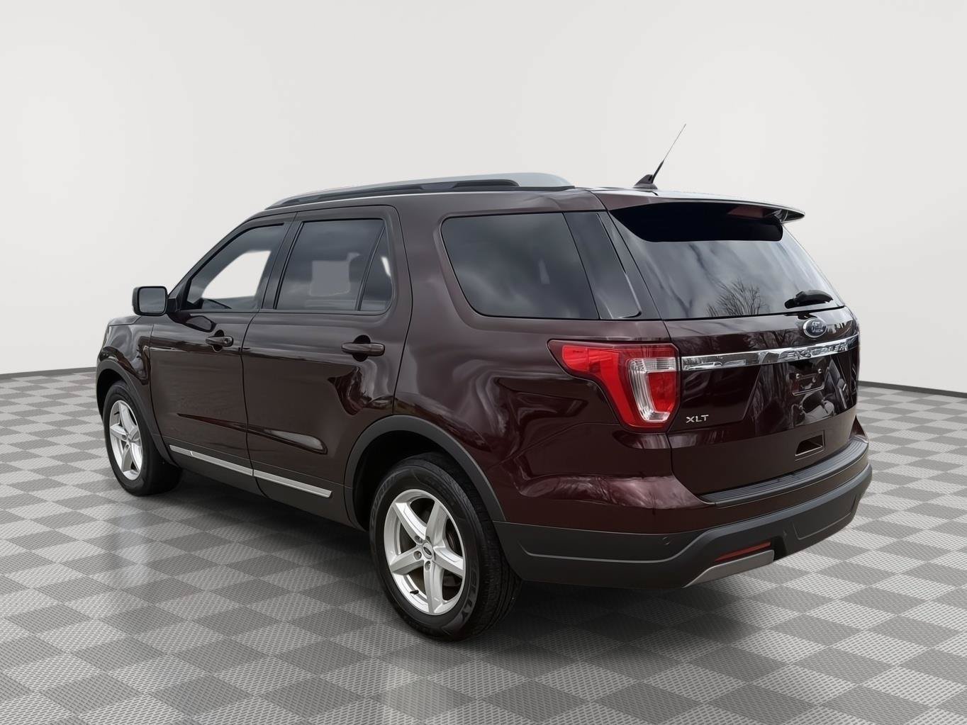 Used 2019 Ford Explorer XLT w/ Equipment Group 202A FWD image 5
