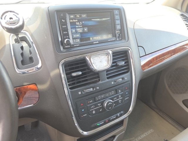 Used 2015 Chrysler Town & Country Touring w/ Driver Convenience Group FWD image 18