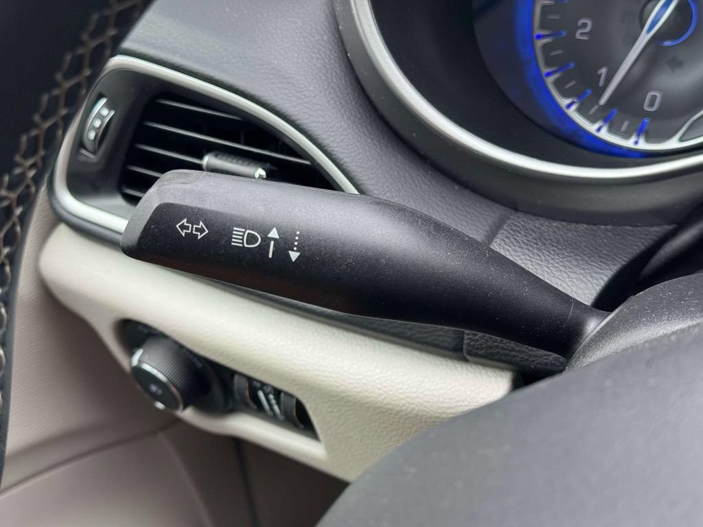 Used 2023 Chrysler Pacifica Touring-L FWD image 23