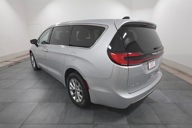 Used 2024 Chrysler Pacifica Touring-L image 3