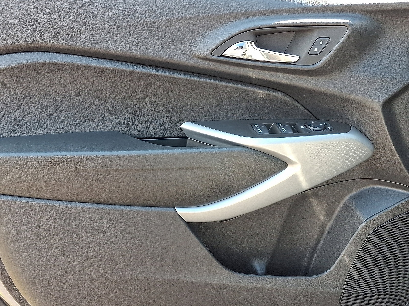 Used 2025 Chevrolet Trax LS image 13