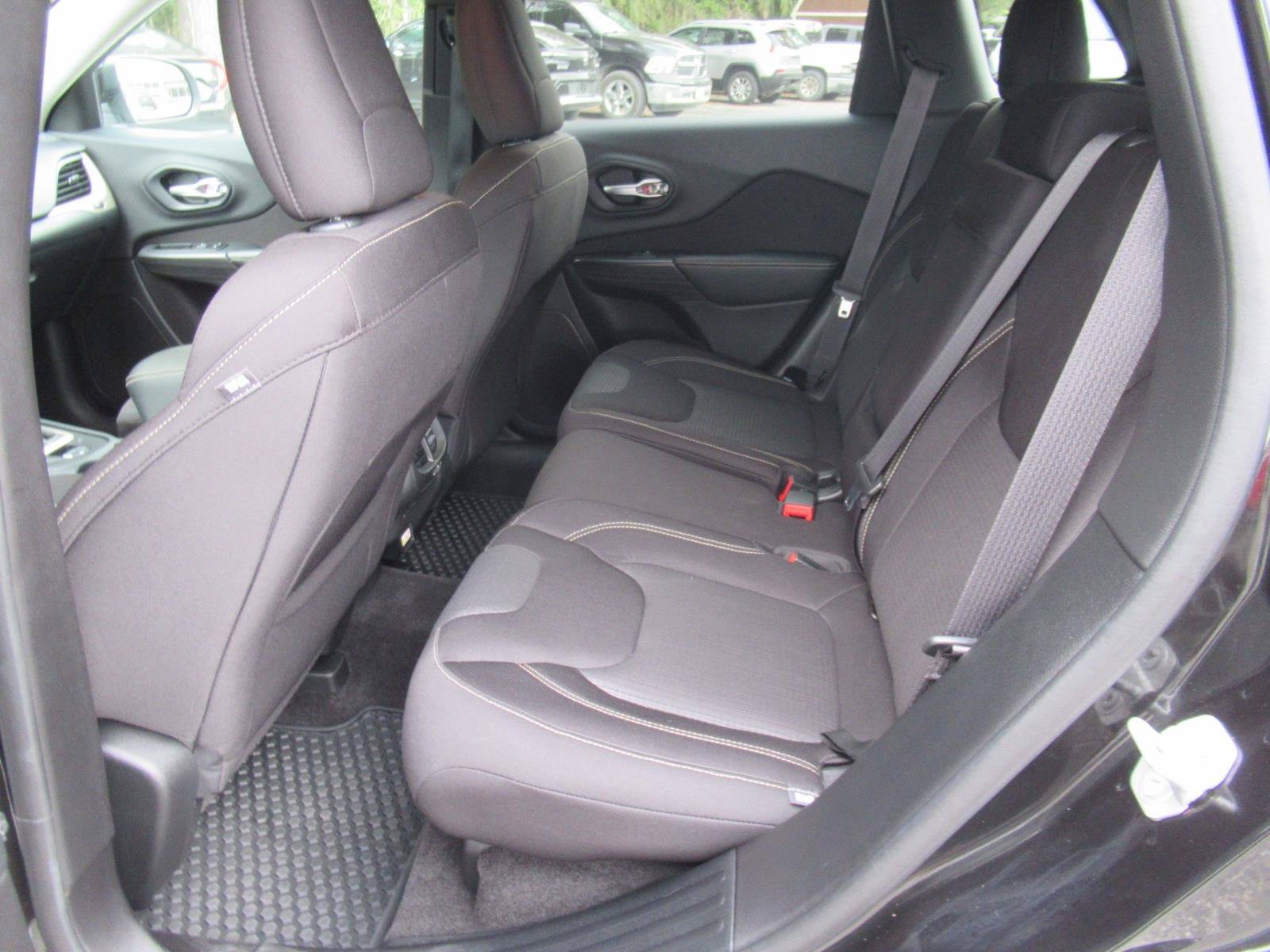 Used 2015 Jeep Cherokee Latitude w/ Cold Weather Group AWD/4WD image 34