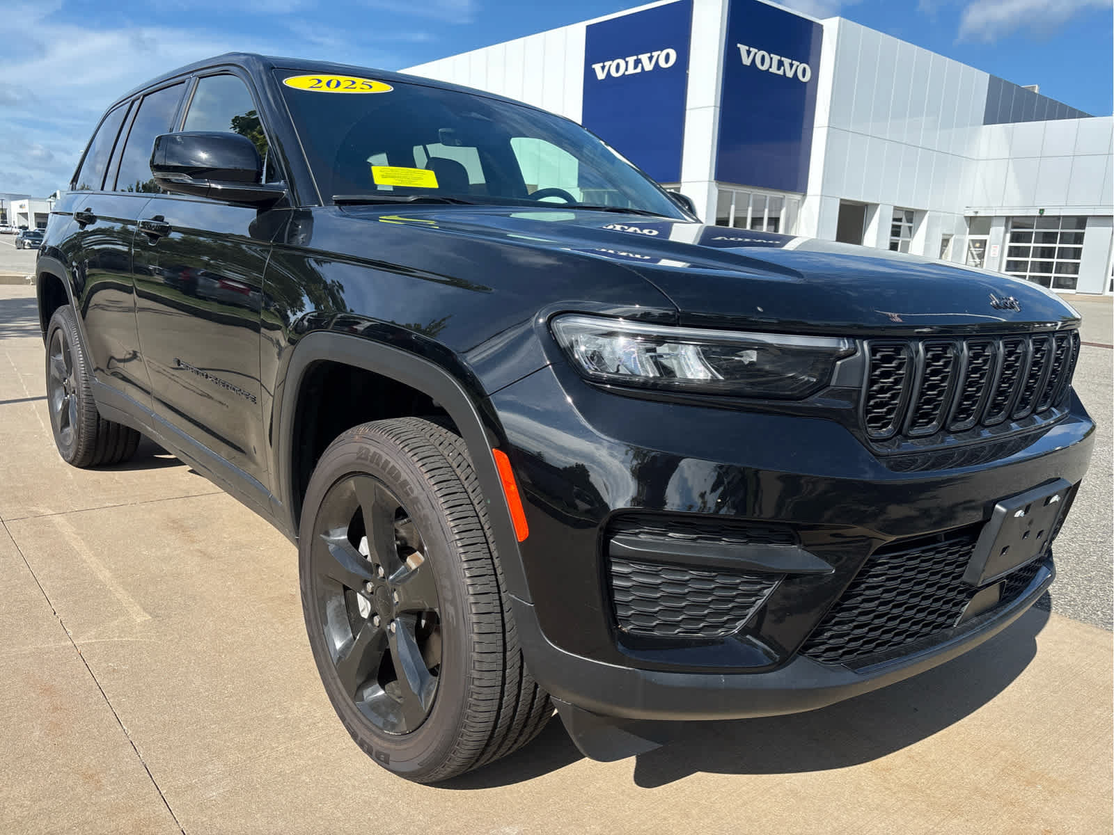 Used 2025 Jeep Grand Cherokee Altitude AWD/4WD image 3