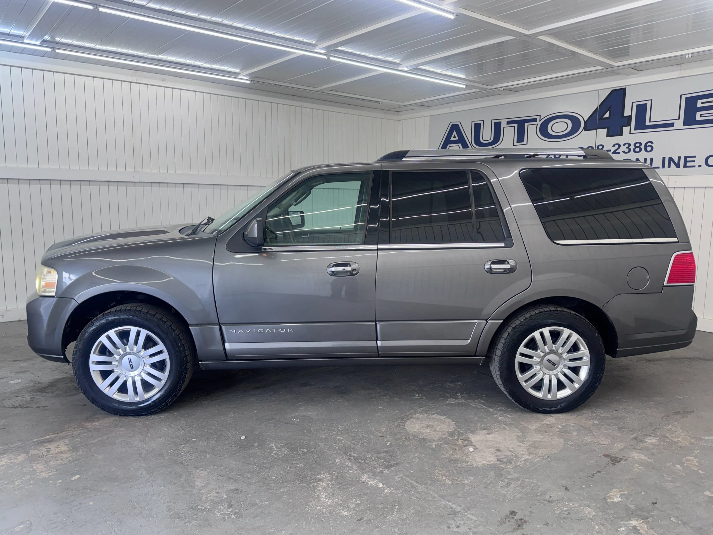 Used 2014 Lincoln Navigator 4WD image 8